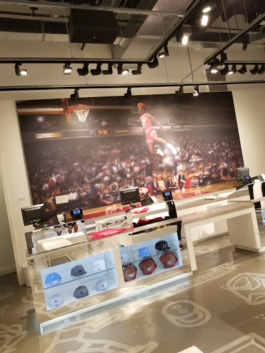 Shoe Store «Footaction», reviews and photos, 32 S State St, Chicago, IL 60603, USA