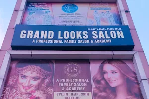 Grand Looks Salon image