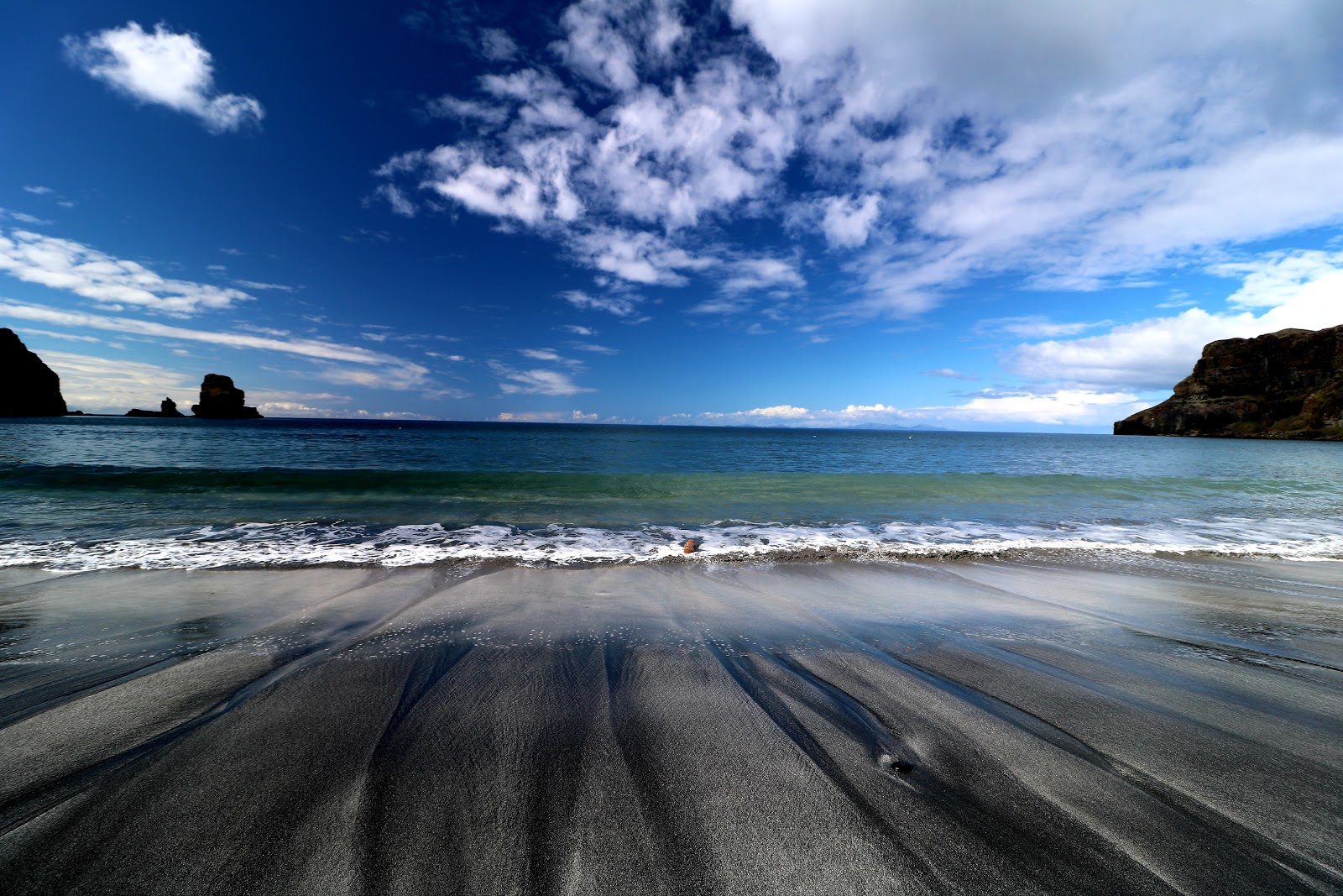 Talisker Bay Beach的照片 带有碧绿色水表面