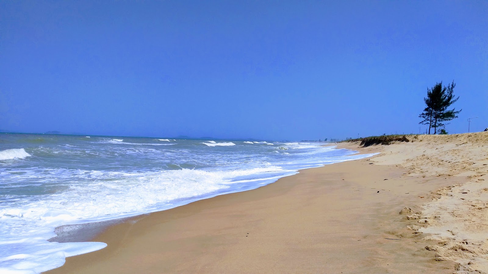 Foto af Praia do Unamar med lang lige kyst
