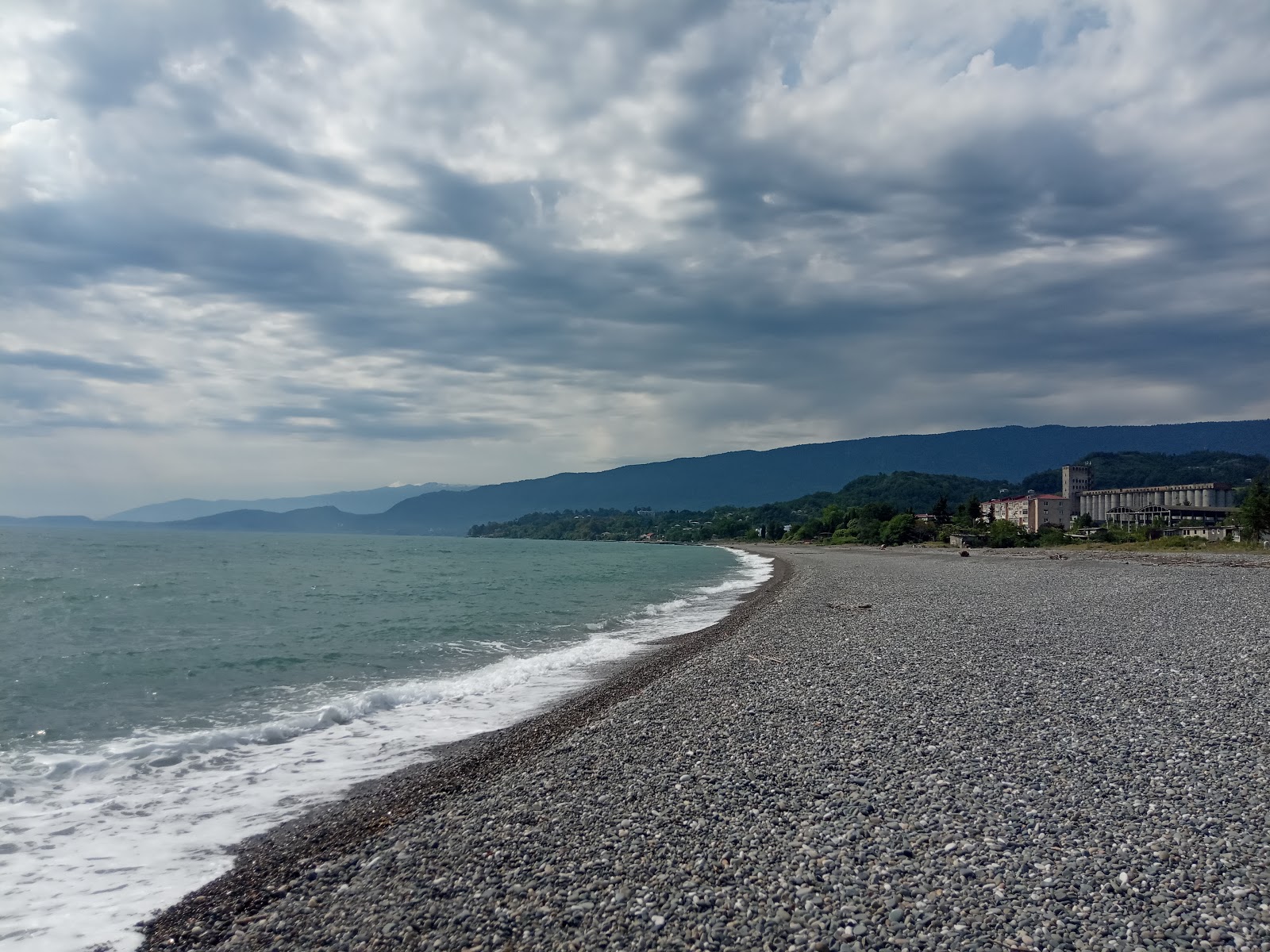 Kutishna beach'in fotoğrafı turkuaz su yüzey ile