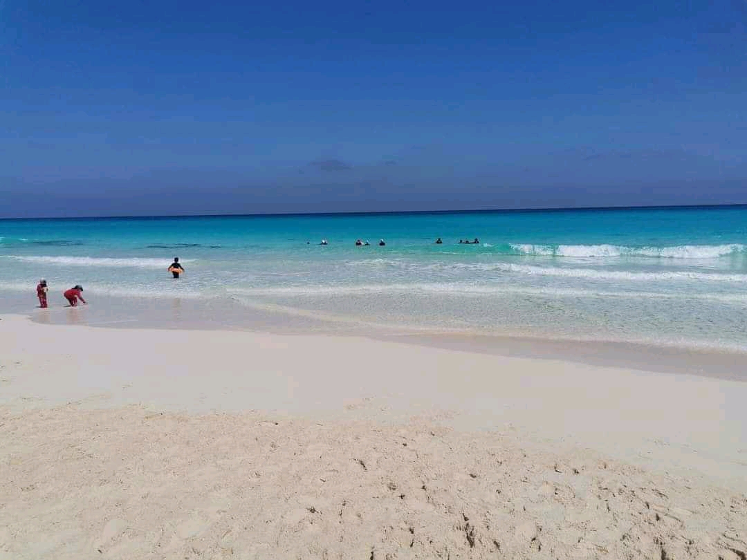 Foto di Blue Sand beach con una superficie del acqua cristallina