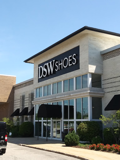 Shoe Store «DSW Designer Shoe Warehouse», reviews and photos, 4039 Richmond Rd, Warrensville Heights, OH 44122, USA