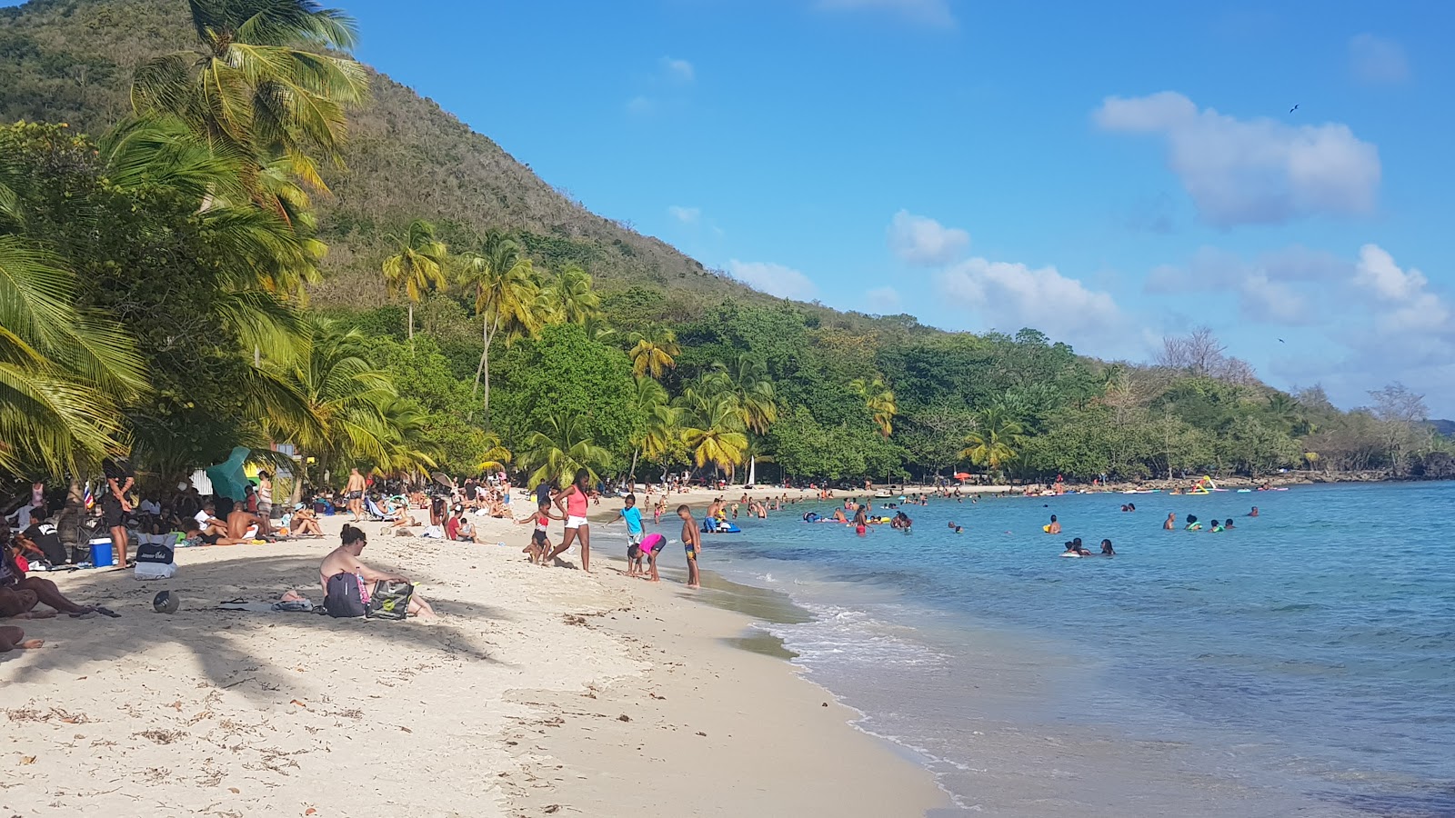Foto di Spiaggia Anse Figuier sorretto da scogliere
