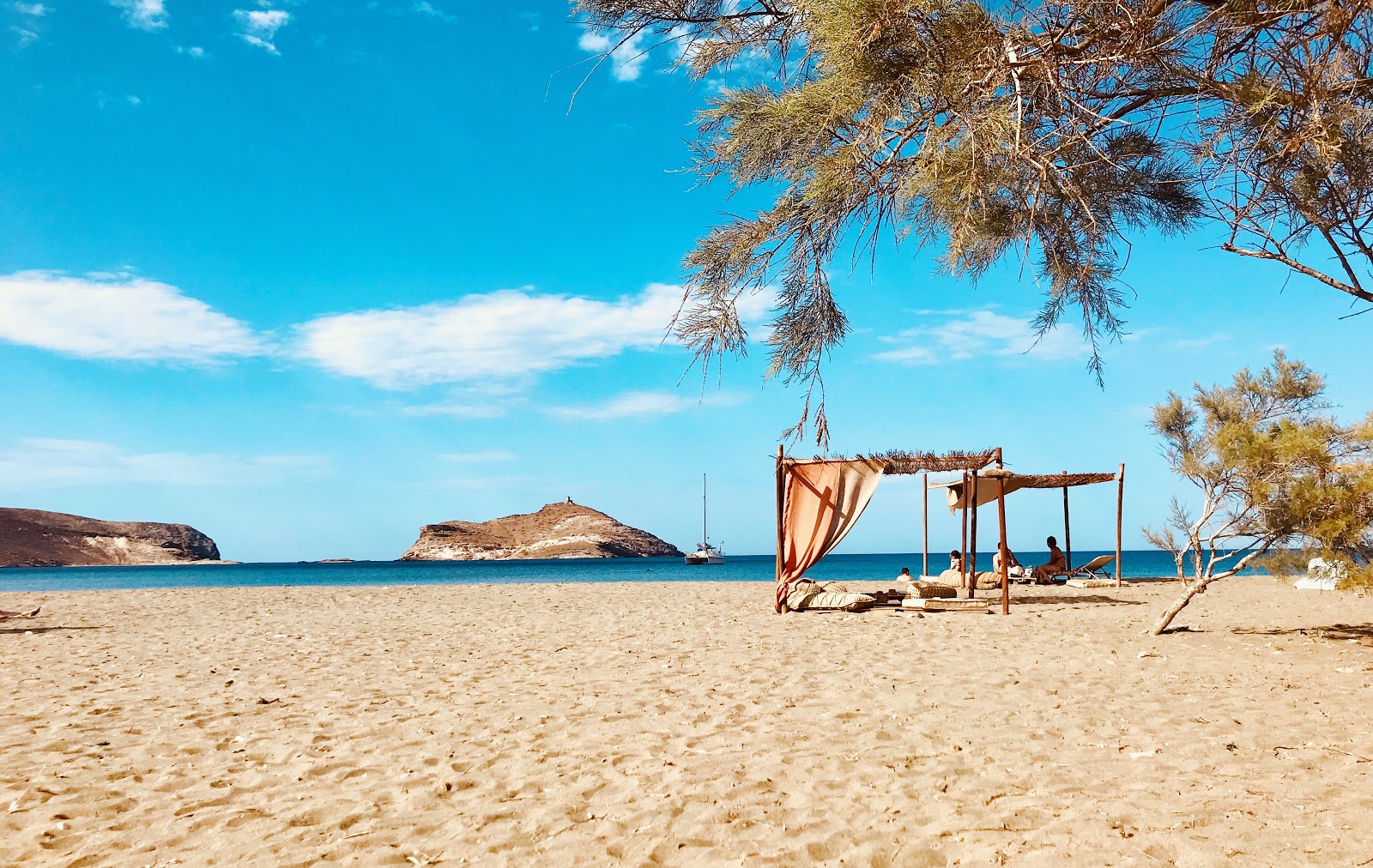 Foto di Spiaggia di Rohari con parzialmente pulito livello di pulizia