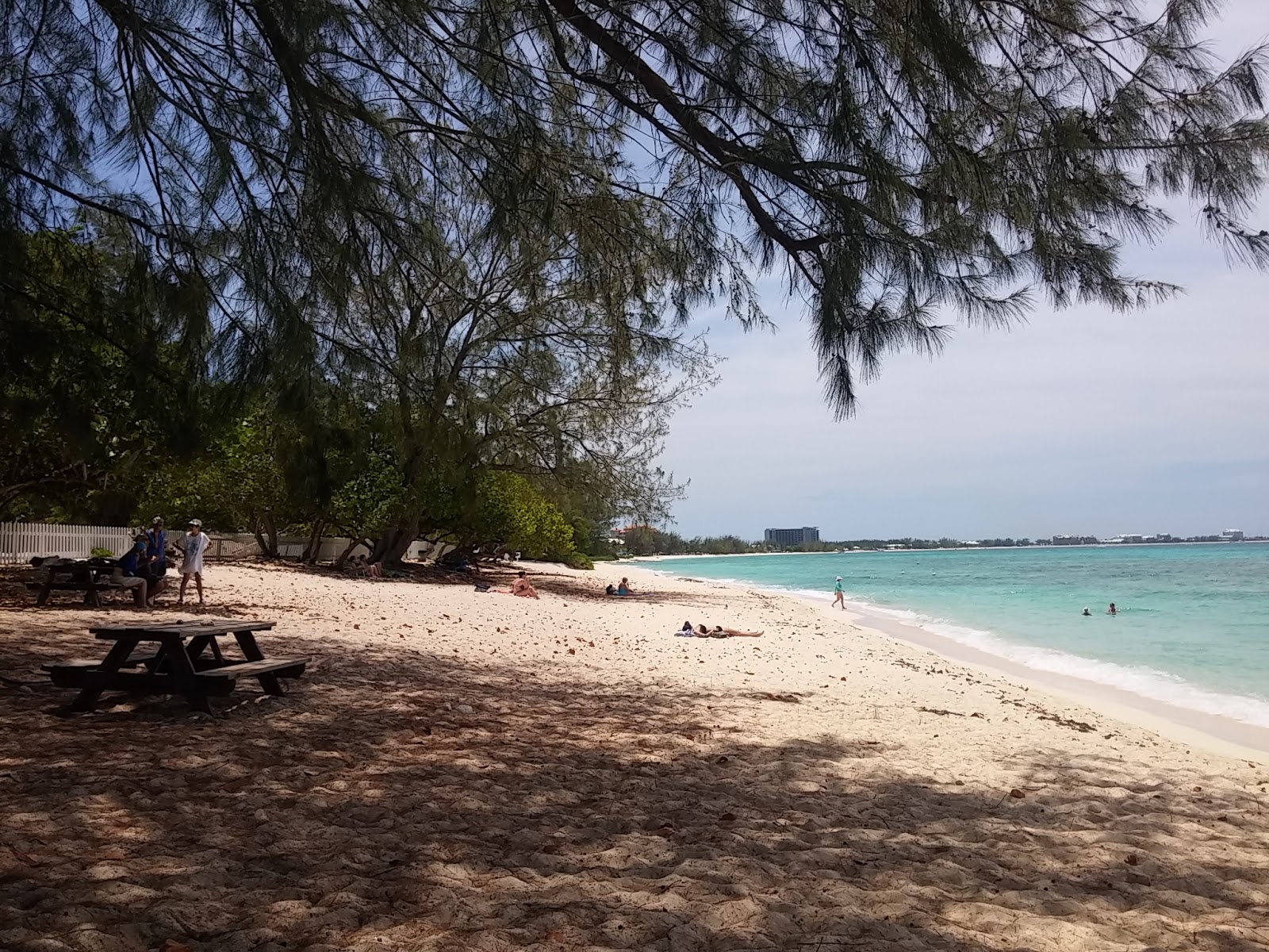 Φωτογραφία του Cemetery beach με λεπτή μπεζ άμμος επιφάνεια