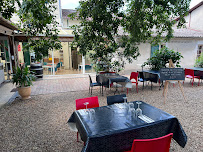 Atmosphère du Hôtel Restaurant L'Art Dit Vin à Saint-Aigulin - n°4