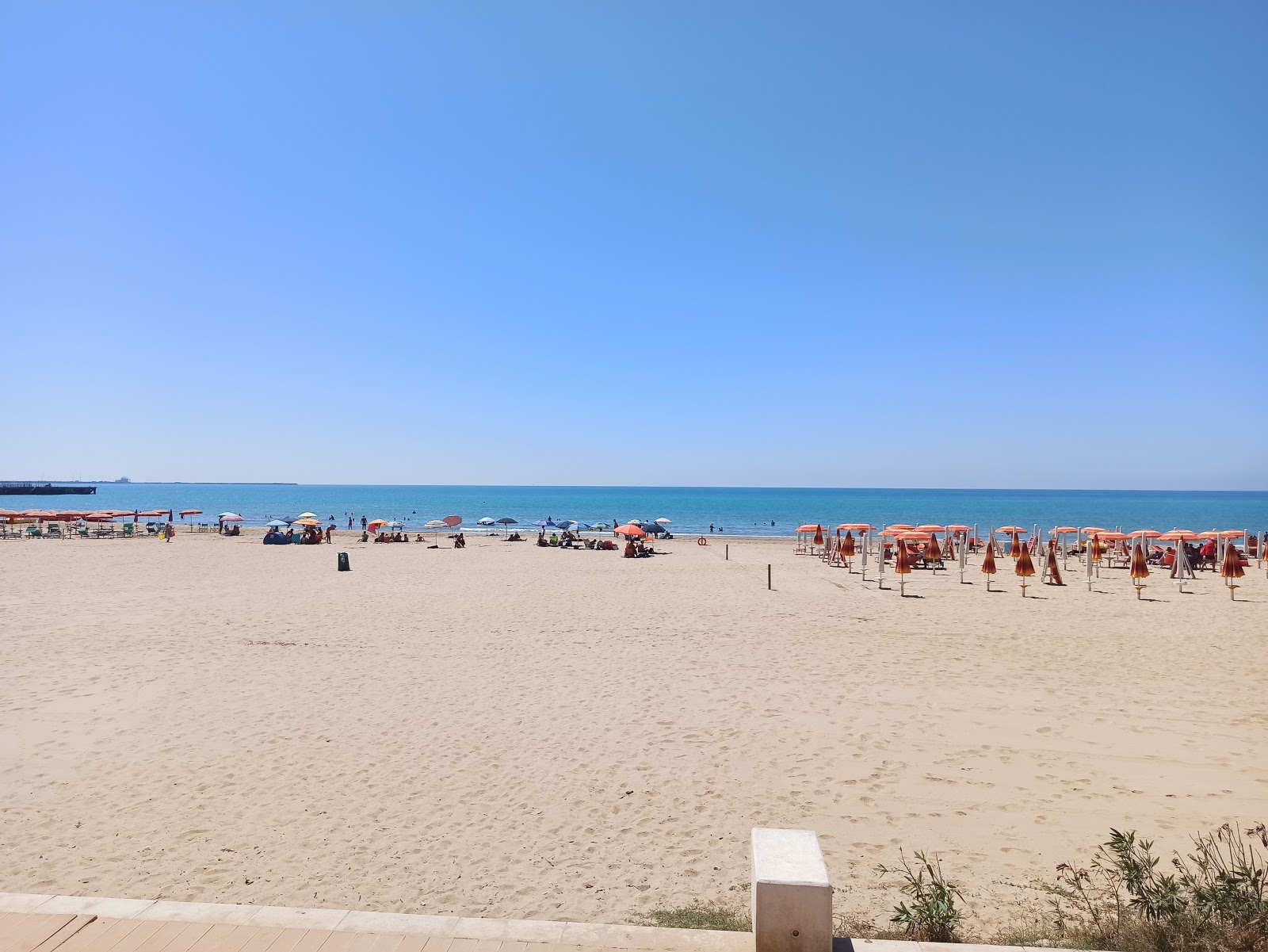 Foto van Spiaggia Di Gela en de nederzetting