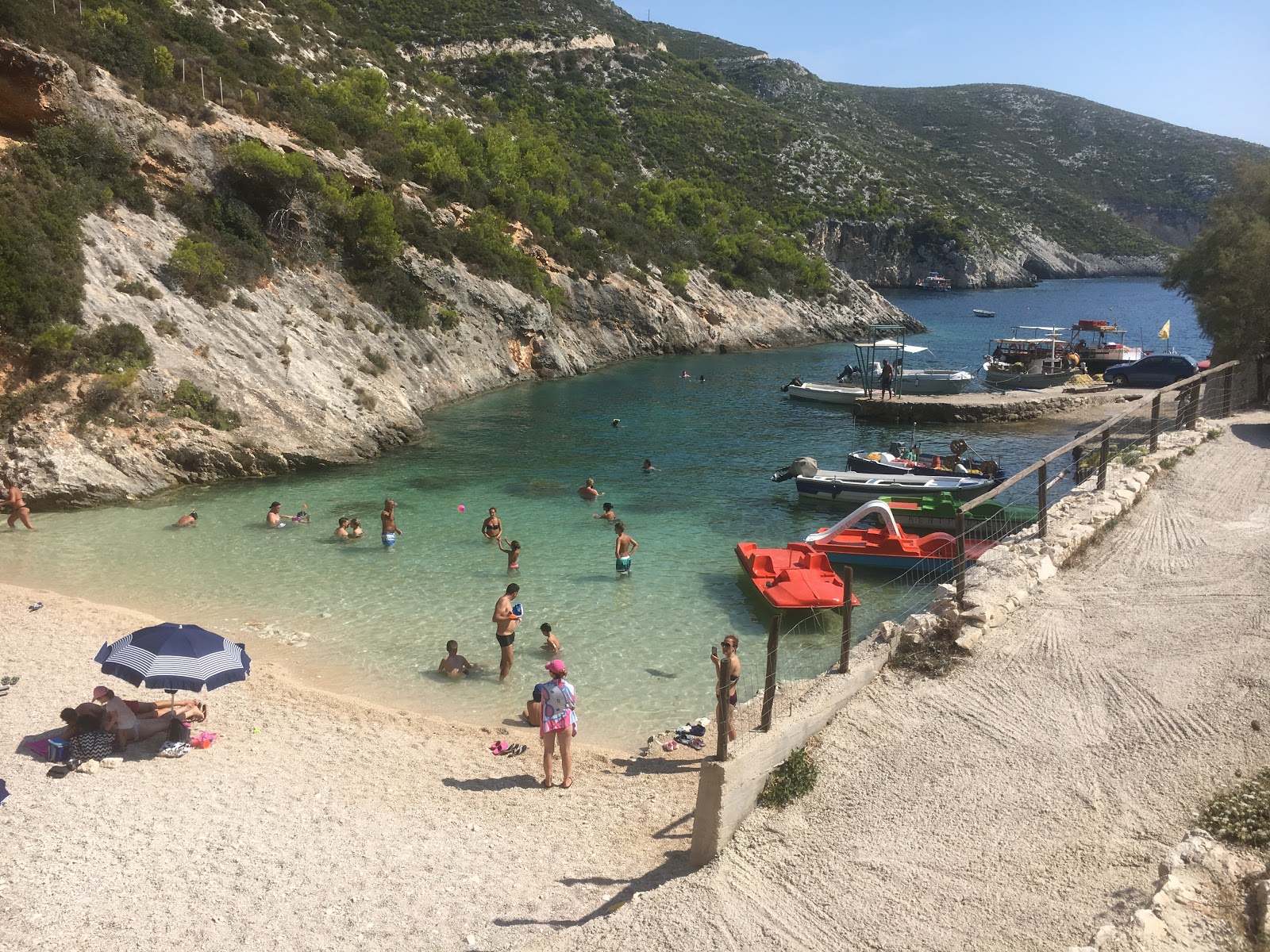 Foto di Porto Vromi Beach II con una superficie del piccoli ciottoli beige