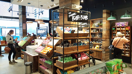 Cosmetics Store «LUSH Fresh Handmade Cosmetics», reviews and photos, 51 Oakbrook Center, Oak Brook, IL 60523, USA