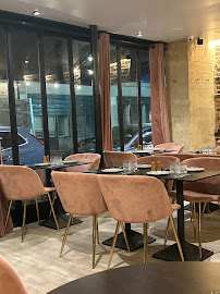 Atmosphère du Restaurant méditerranéen RESTAURANT LE CARDINET à Paris - n°2