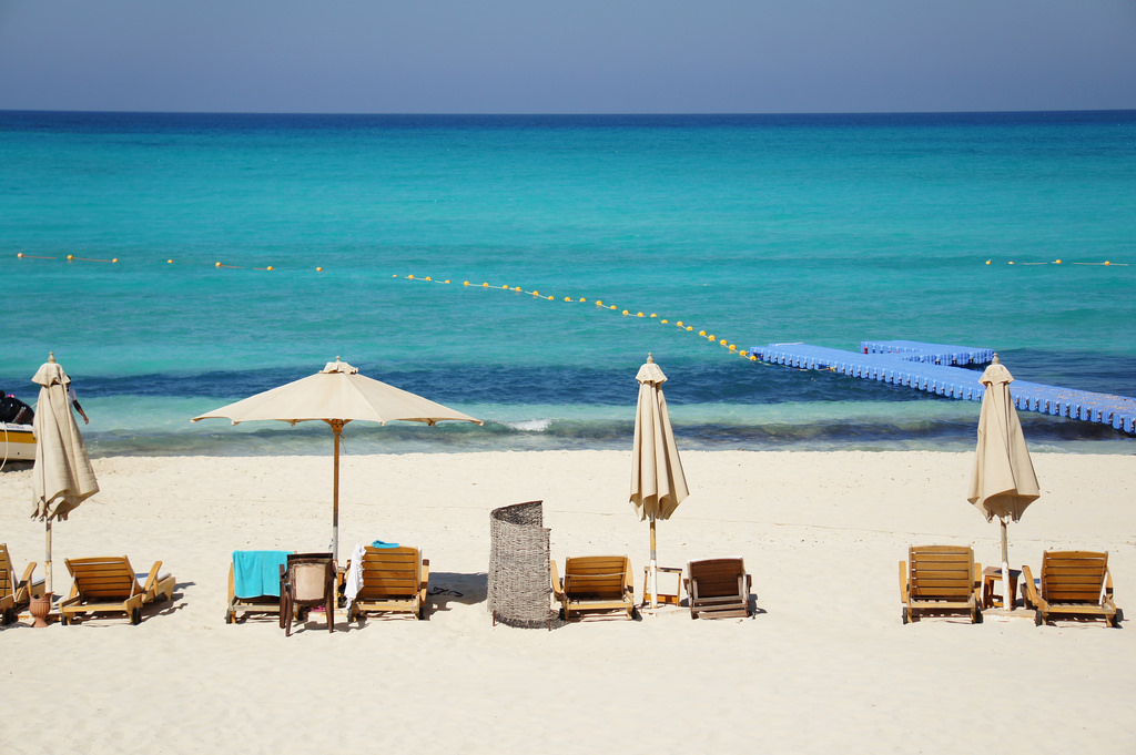Foto de Al Mubarak Beach - lugar popular entre os apreciadores de relaxamento