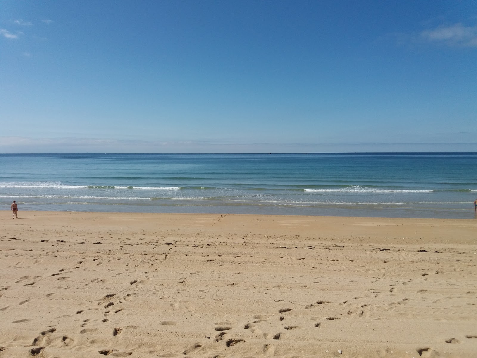 Photo de Plage De Kervegan avec l'eau turquoise de surface