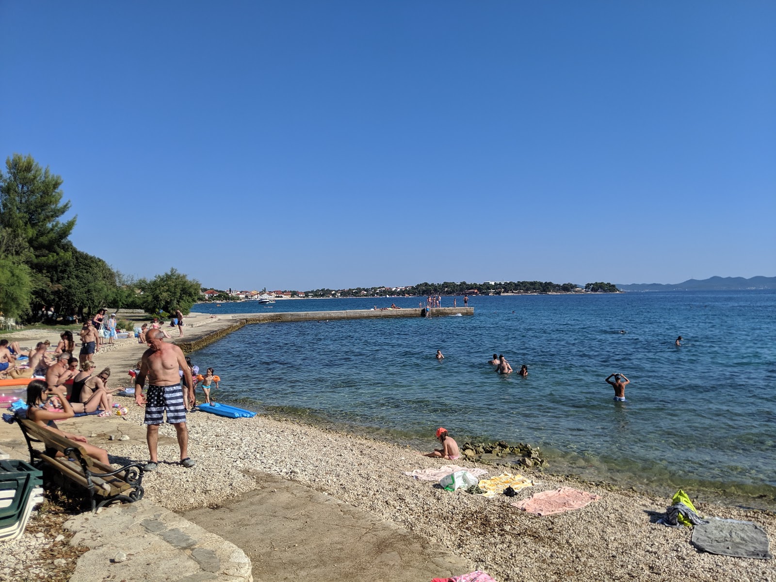 Photo de Donje Petrcane beach avec plusieurs baies spacieuses