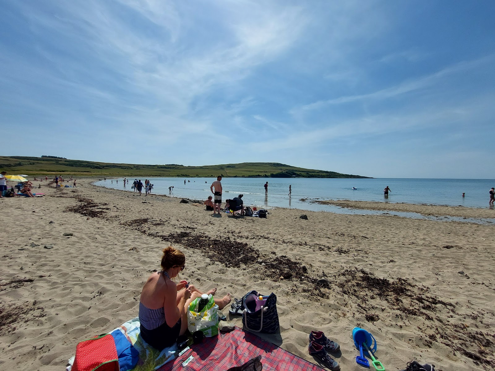 Brighouse Bay Beach的照片 带有宽敞的海湾