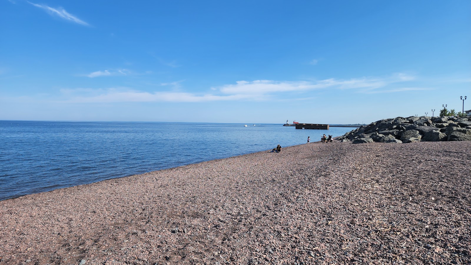 Fotografija Lakewalk Beach z rjavi kamenček površino