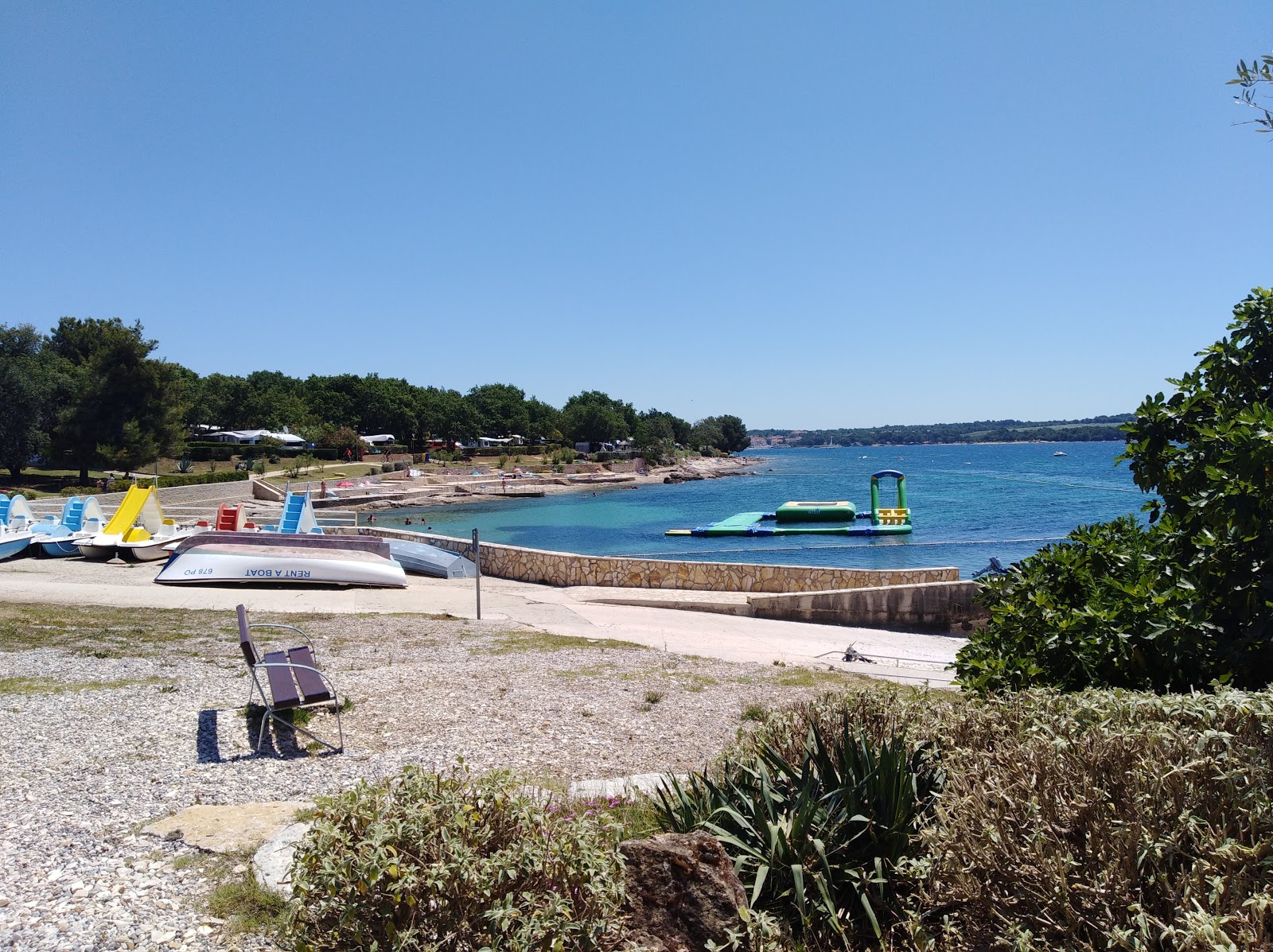 Vabriga beach的照片 带有碧绿色纯水表面