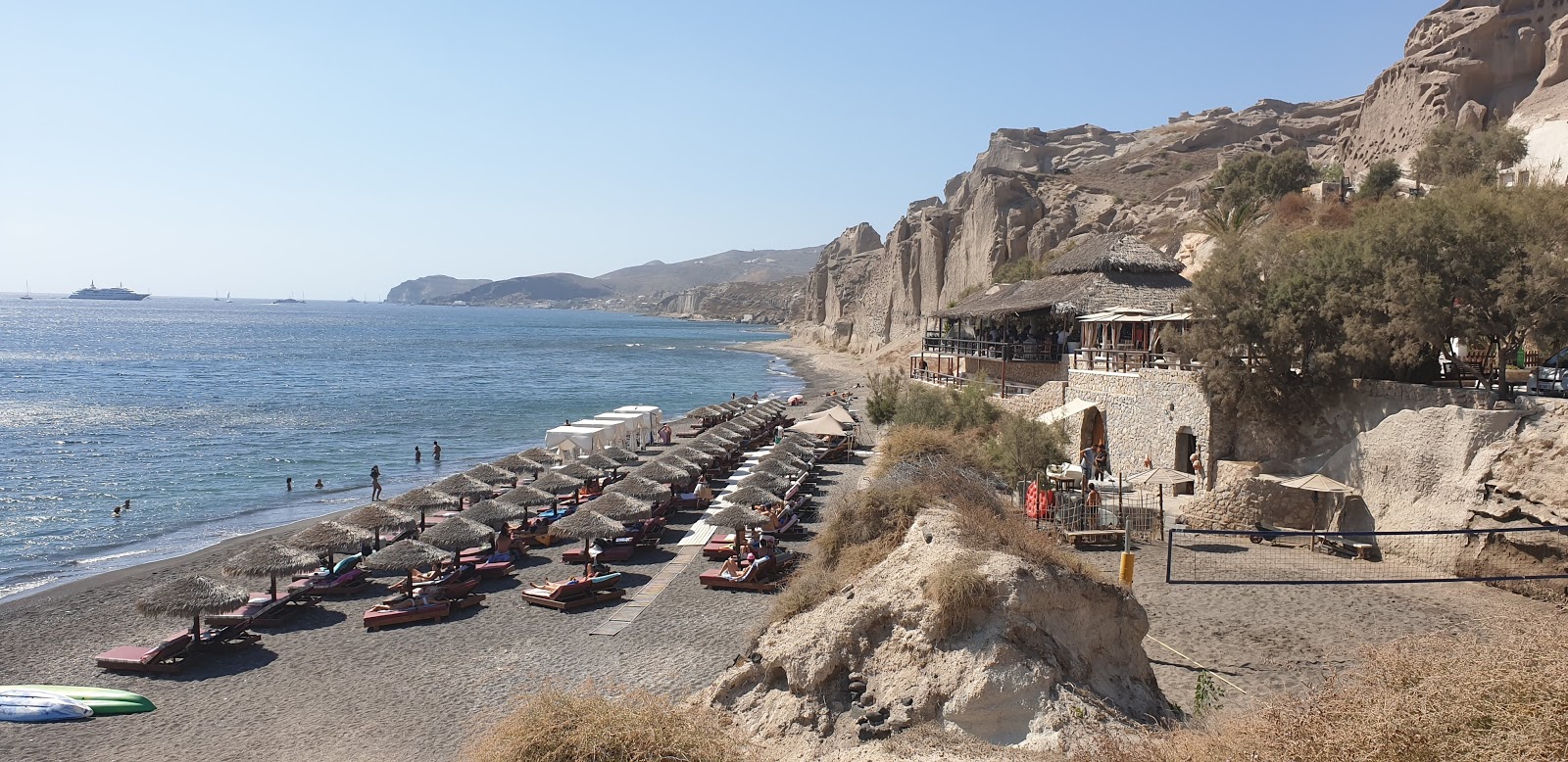 Photo of Theros beach surrounded by mountains