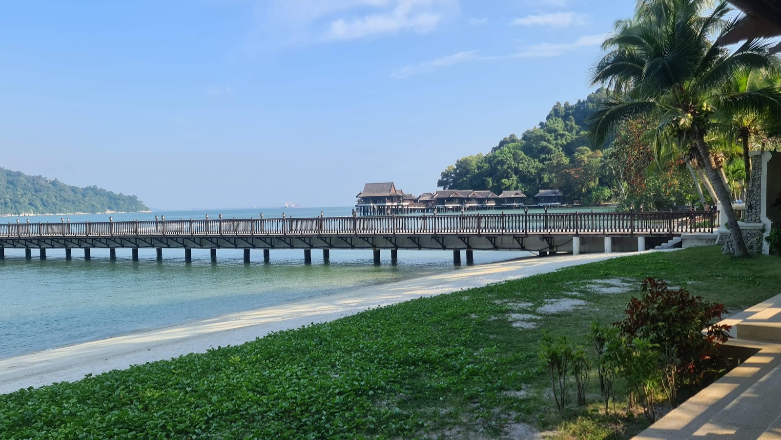 Royal Bay Beach'in fotoğrafı uçurumlarla desteklenmiş