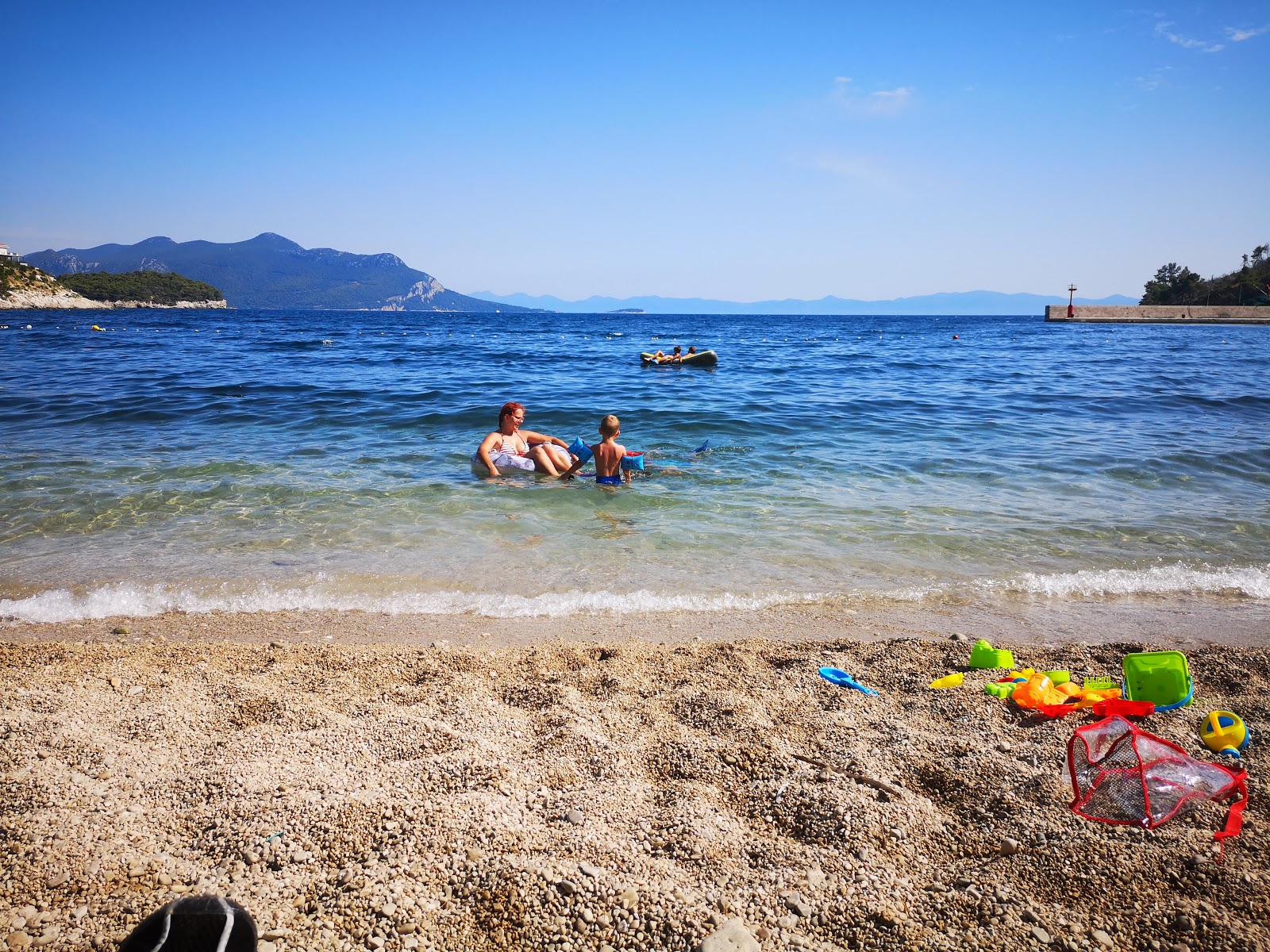 Foto de Trstenik beach - lugar popular entre os apreciadores de relaxamento