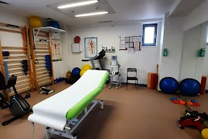 Fizioterapie( proceduri electrice).Kinetoterapie. Muntenia Hospital Pitesti. Masaj Terapeutic. Drenaj limfatic Manual( Managementul limfedemului).Kinesio Taping. Terapie Trigger Points. Fasciq. Terapii manuale image