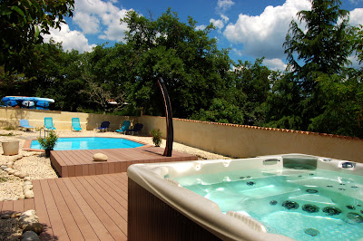 Gîtes Le Petit Bois Ruoms : Location avec piscine/spa chauffée, proche du Pont d'Arc et de la Grotte Chauvet, Ardèche à Ruoms
