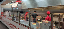 Atmosphère du Restaurant de hamburgers Five Guys Nice CAP 3000 à Saint-Laurent-du-Var - n°10