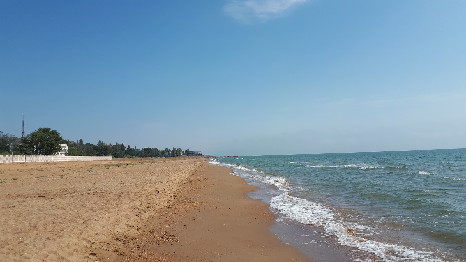 Photo de Nadejda Beach avec rivage droit, long