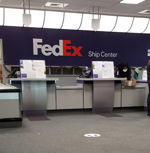 Shipping and Mailing Service «FedEx Ship Center», reviews and photos, 5200 W Greens Rd, Houston, TX 77066, USA