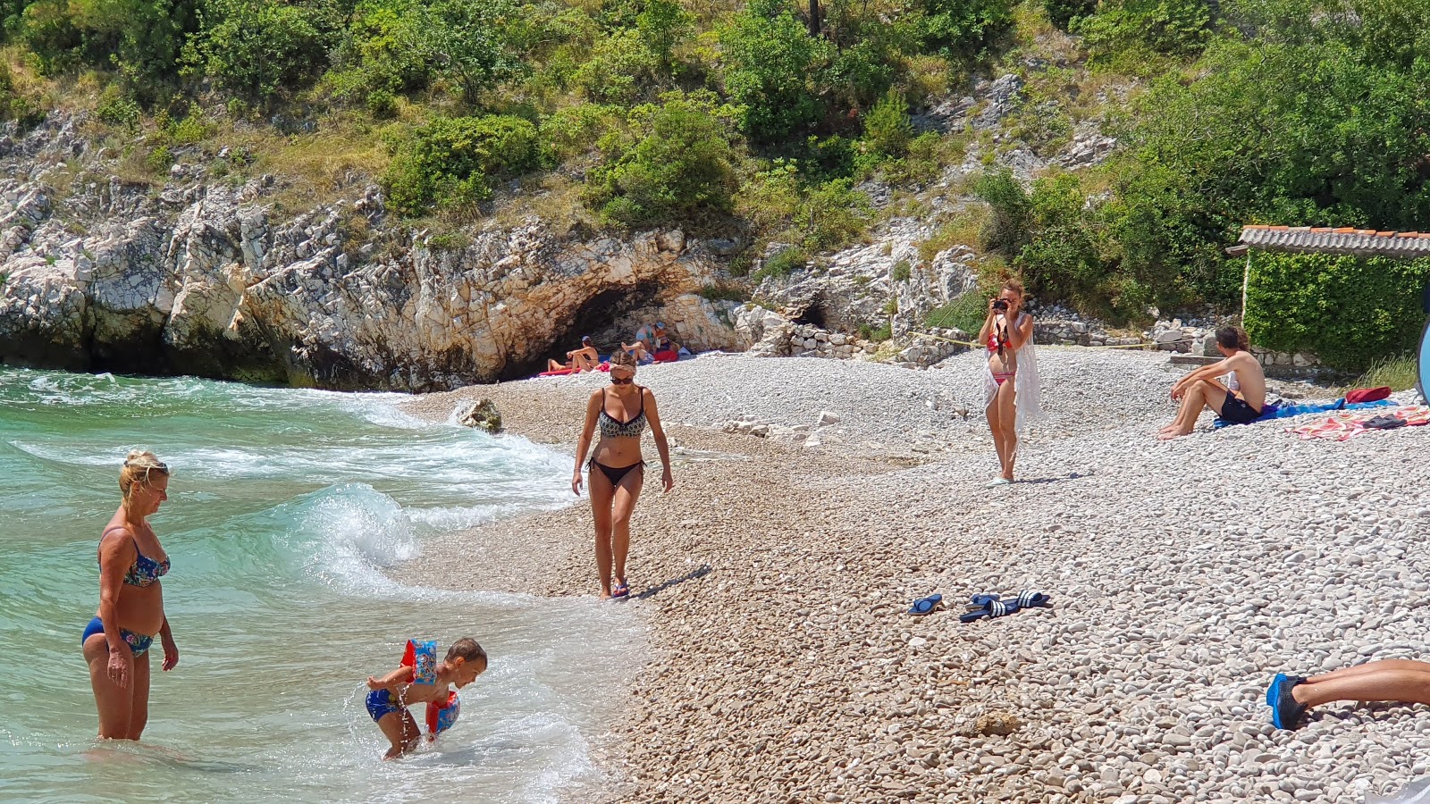 Uboka beach'in fotoğrafı dağlarla çevrili