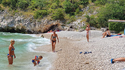 Uboka beach'in fotoğrafı dağlarla çevrili