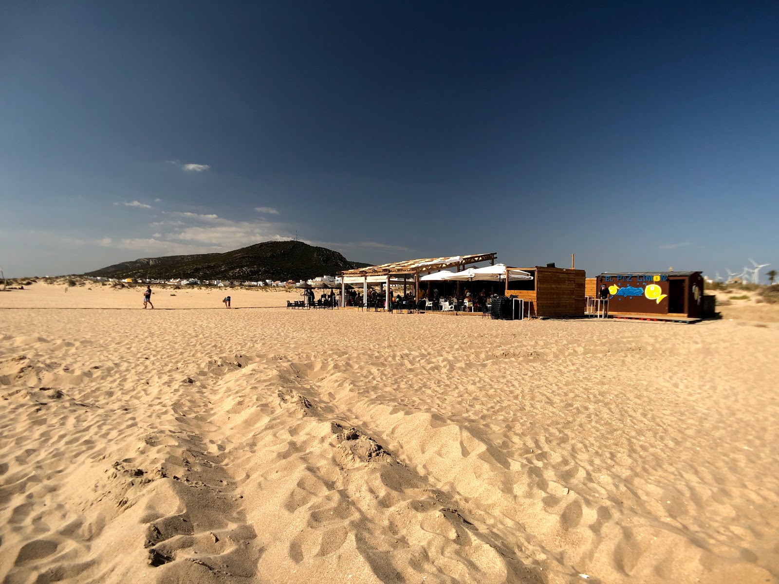 Foto av Playa de Zahara med blå rent vatten yta