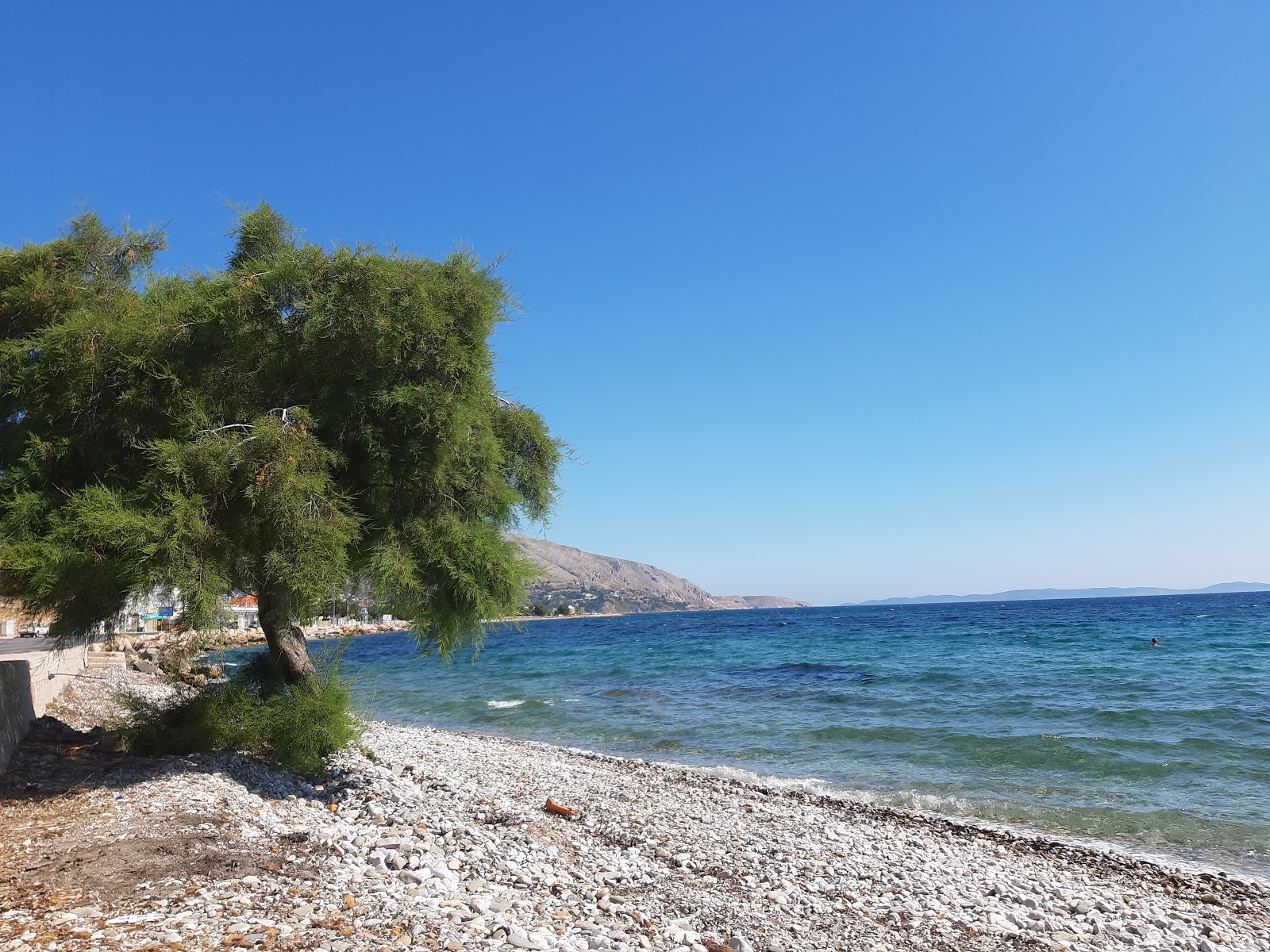 Foto van Agios Paraskevi Beach met lichte kiezelsteen oppervlakte