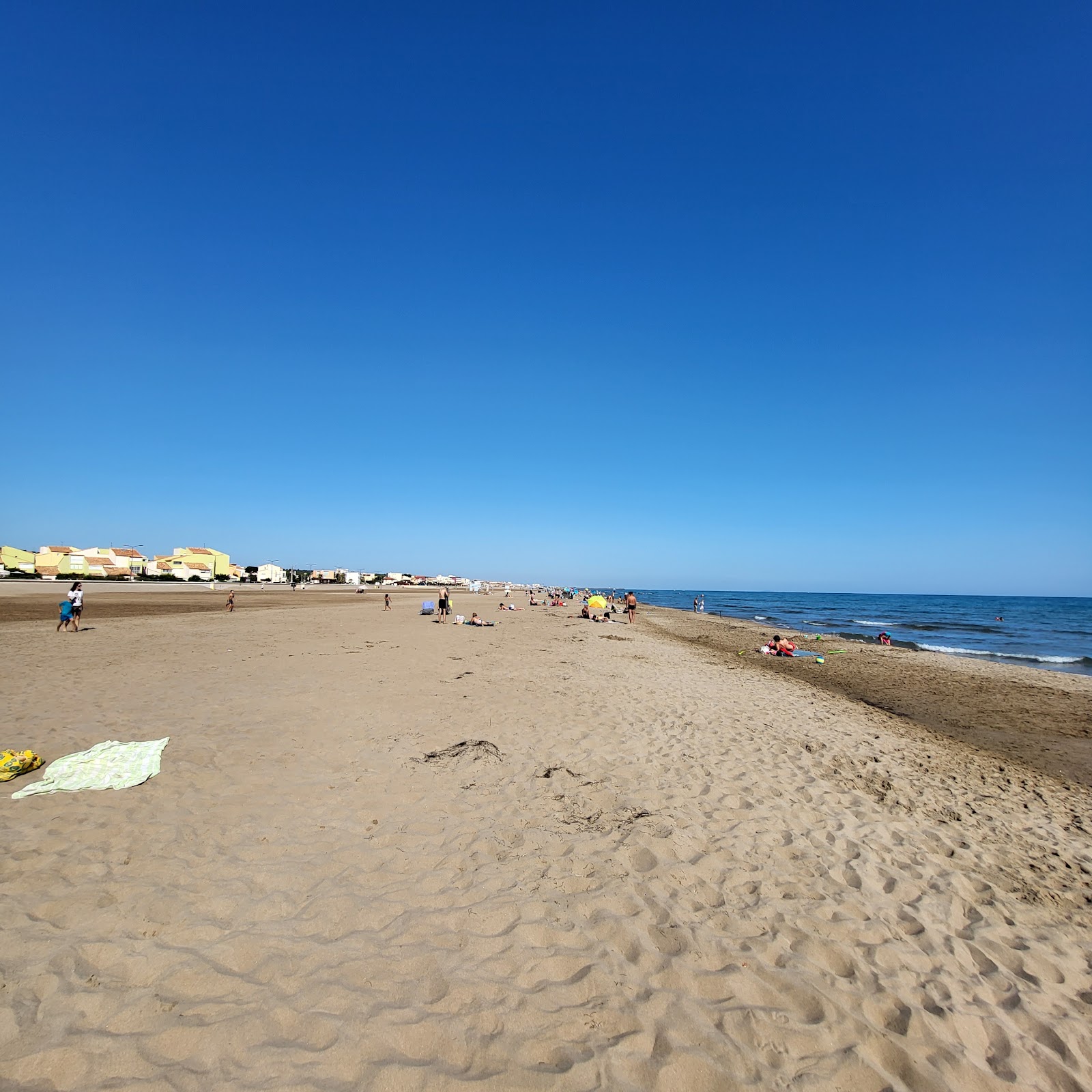 Fotografija Narbonne plaža z dolga ravna obala