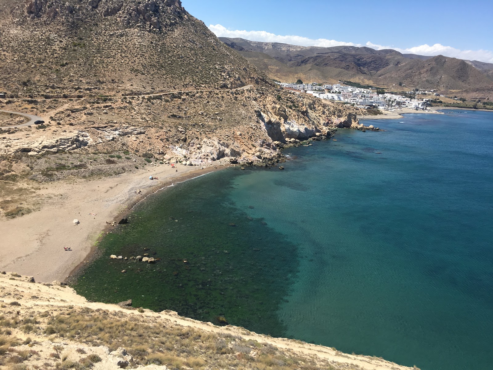 Foto de Cala del Cuervo com areia cinza e seixos superfície