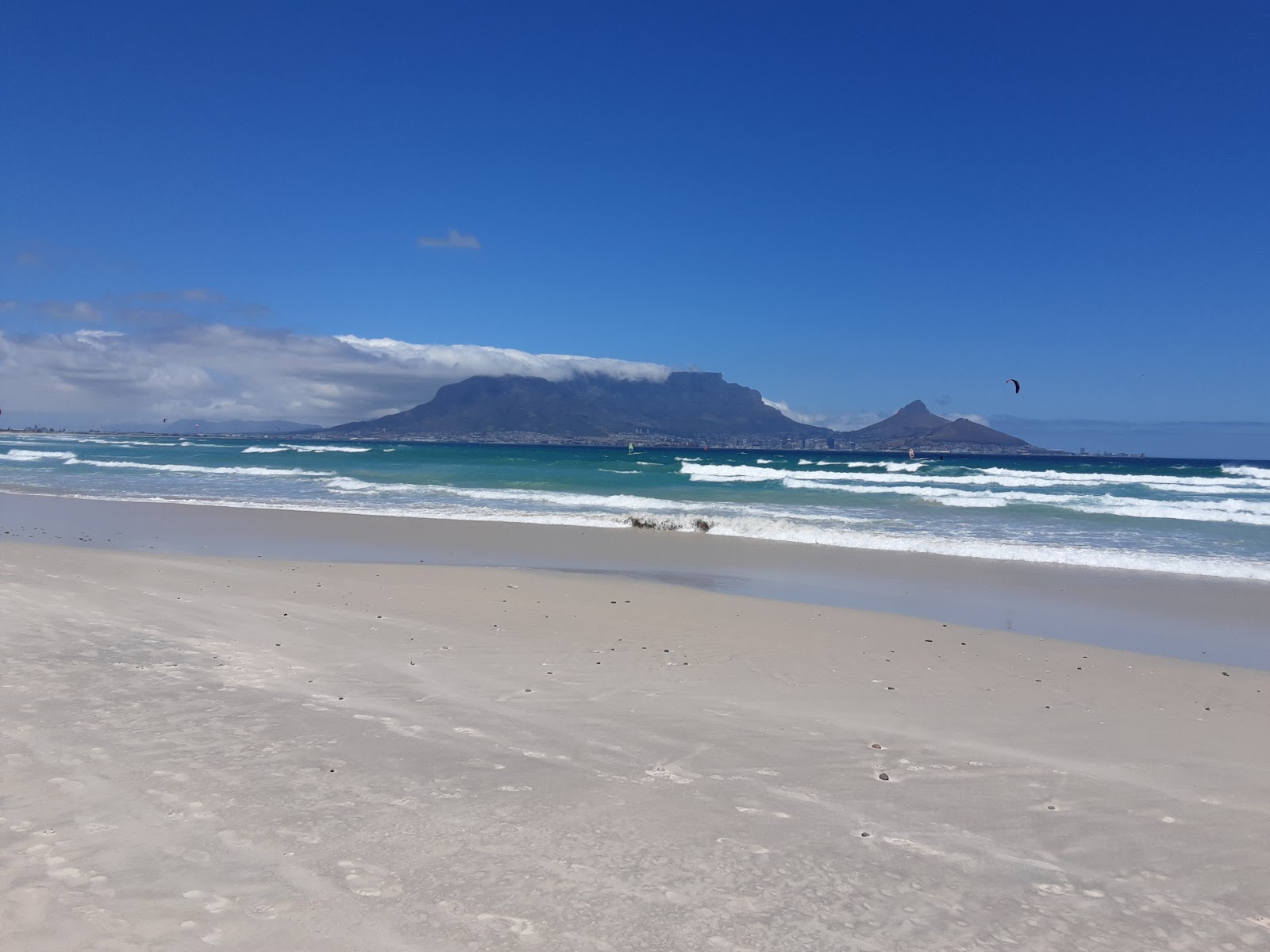 Foto av Bloubergstrand med ljus fin sand yta