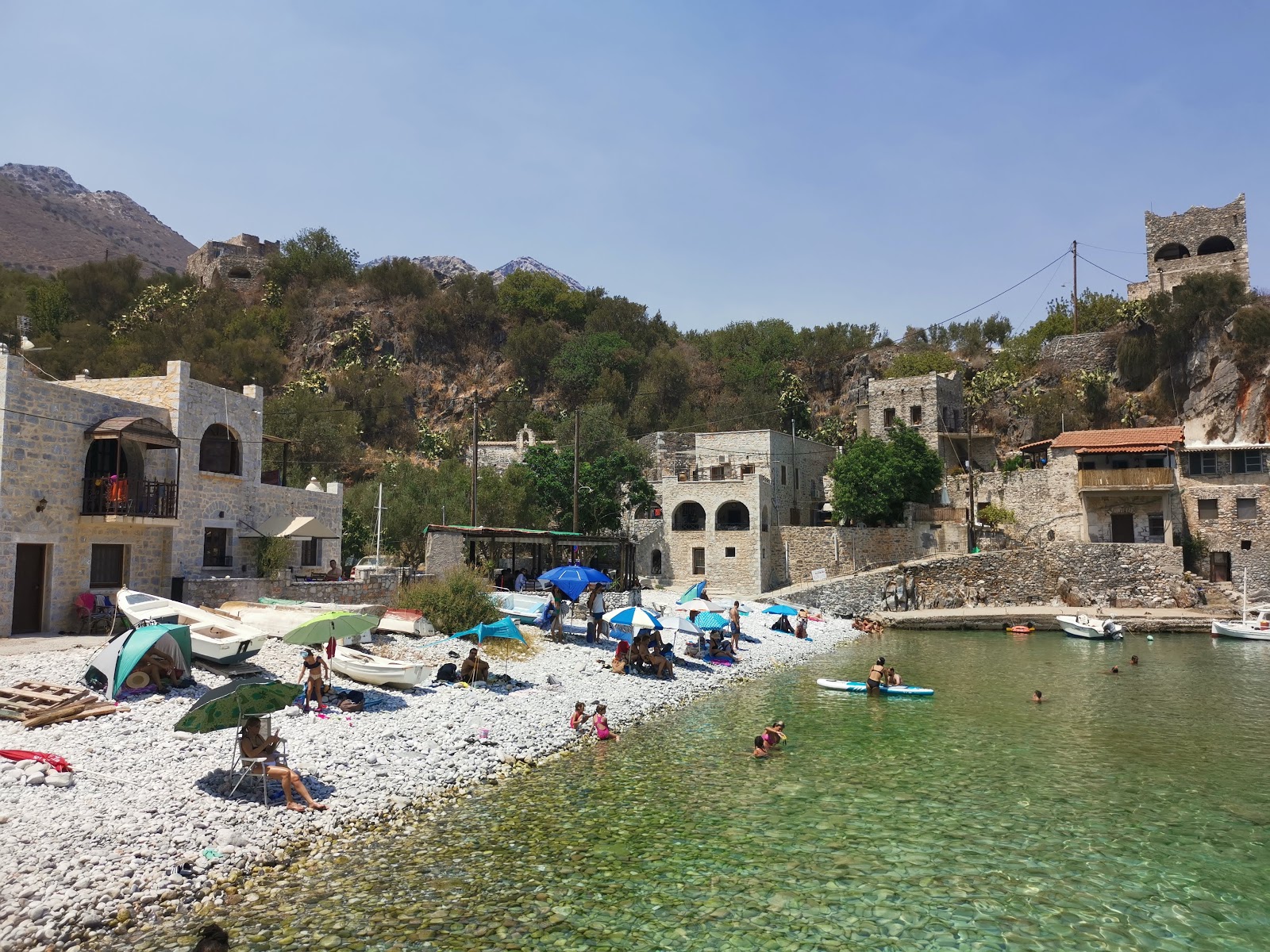 Foto von Alypa beach mit weiße kiesel Oberfläche