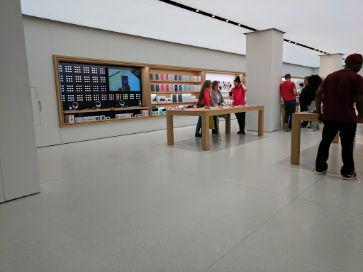 Computer Store «Apple Mayfair», reviews and photos, 2500 N. Mayfair Road, Wauwatosa, WI 53226, USA