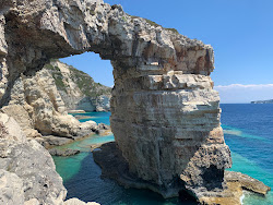 Foto di Tripitos Arch Beach con una costa dritta
