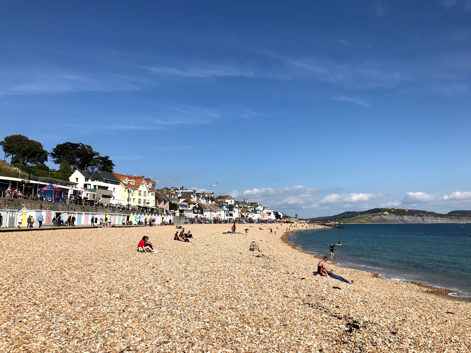 Foto di Lyme regis beach con una superficie del sabbia beige e ciottoli