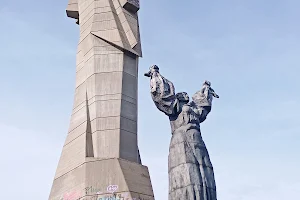 Паметник "Майка България" image