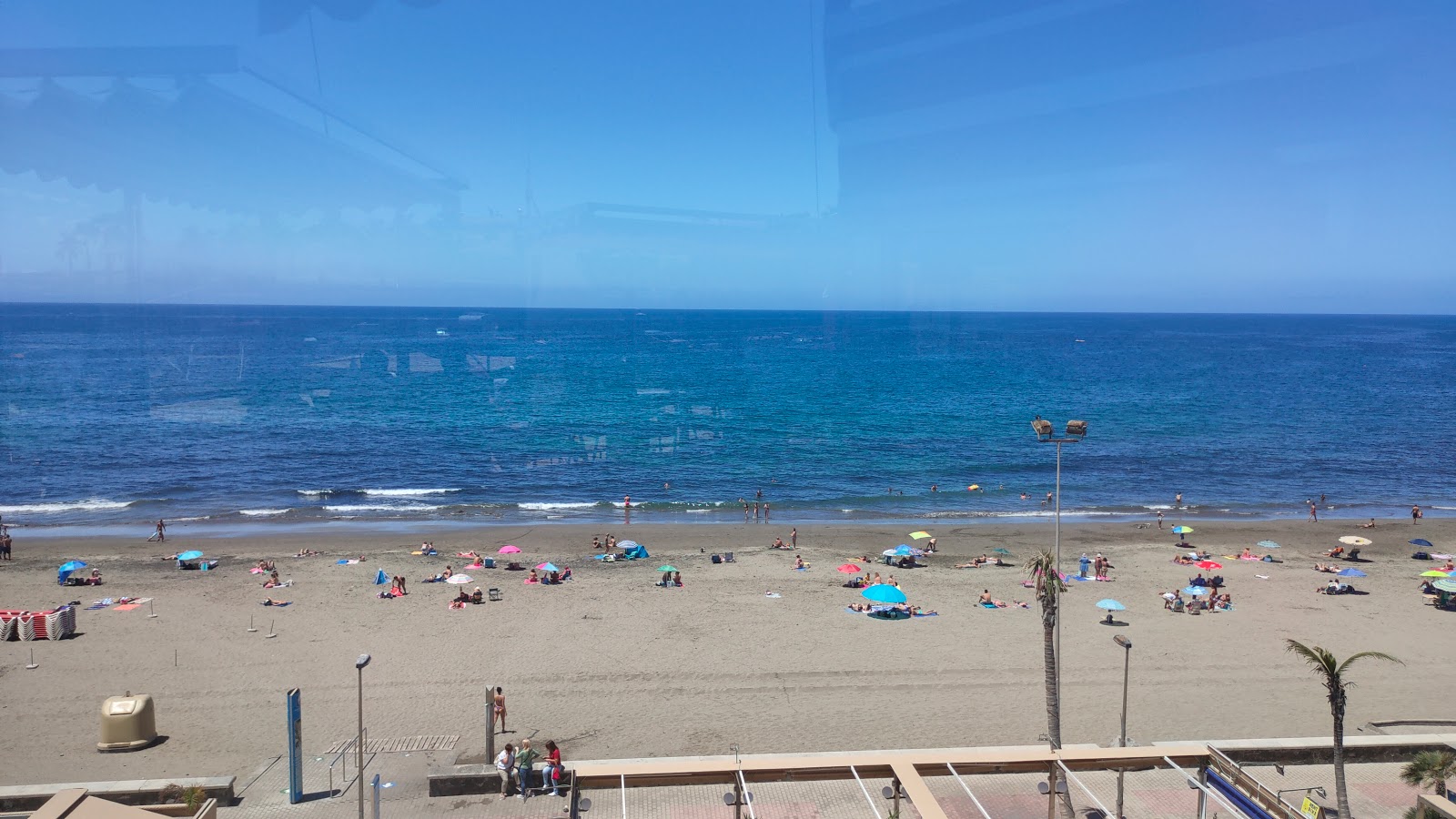 Foto di Spiaggia di Meloneras con una superficie del acqua verde-blu