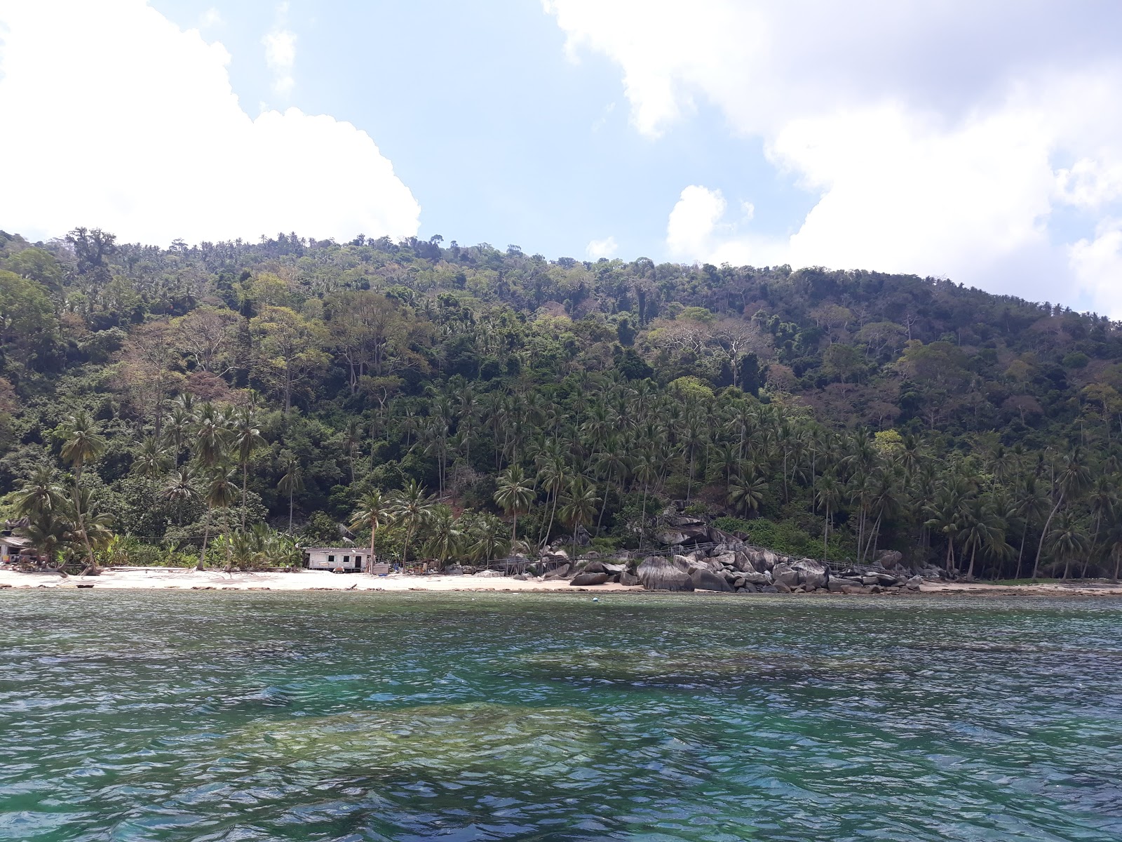 Foto di Sebukang Bay Resort sorretto da scogliere