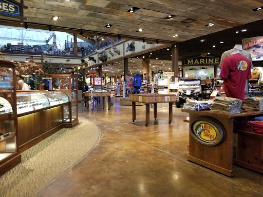 Sporting Goods Store «Bass Pro Shops», reviews and photos, 951 E Lewis and Clark Pkwy, Clarksville, IN 47129, USA
