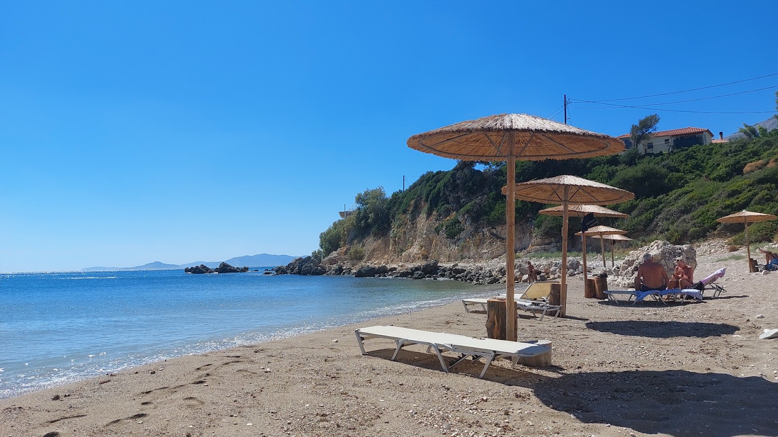 Foto von Chrisopetro Beach mit eine gerade küstenlinie