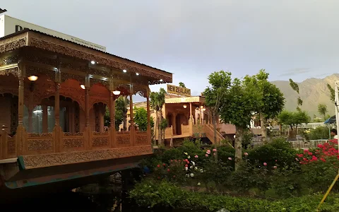 Luxury Inn Badyari Palace Houseboat (Best Srinagar Houseboats) image