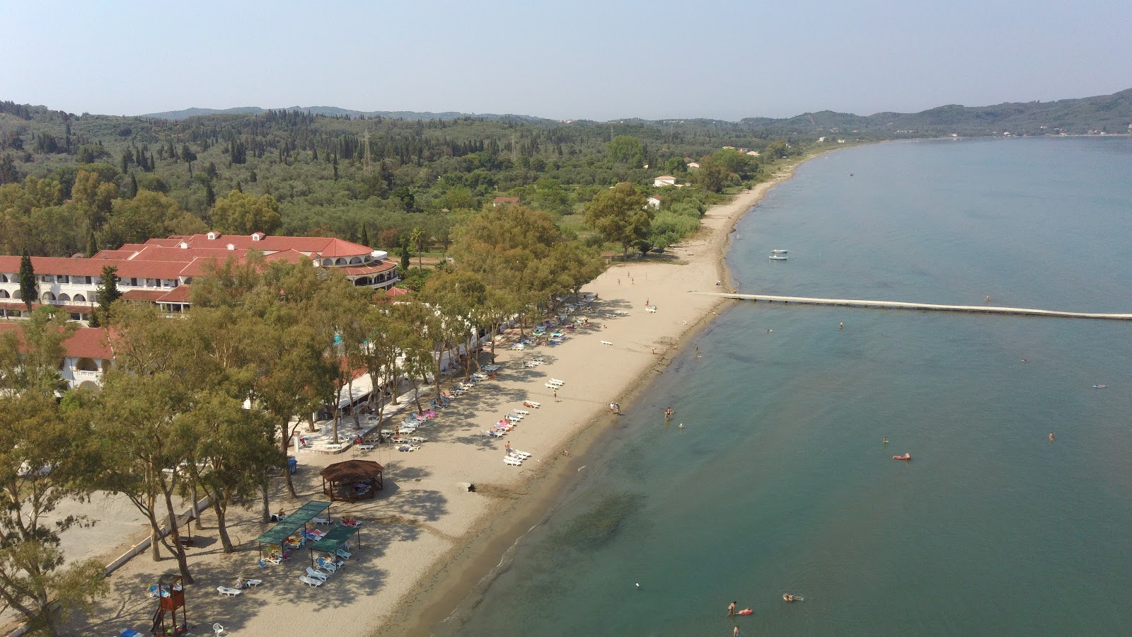 Foto van Attika Strand met fijne bruine zand oppervlakte