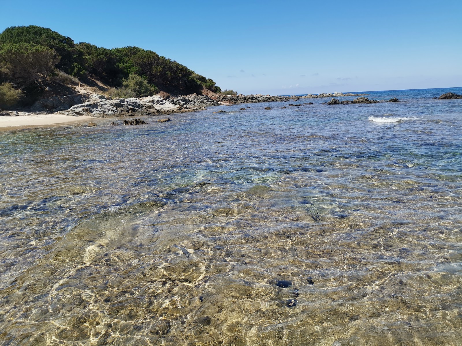 Foto de Spiaggia di Sassi di Robinson rodeado por montanhas