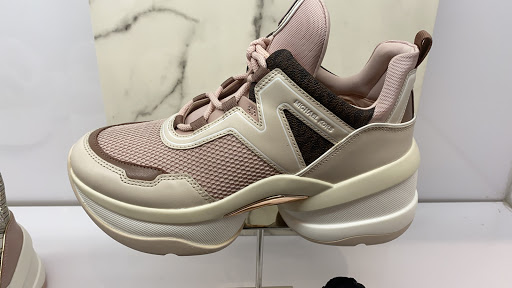 Fashion Accessories Store «Michael Kors», reviews and photos, 1800 Sawgrass Mills Cir #2630, Sunrise, FL 33323, USA