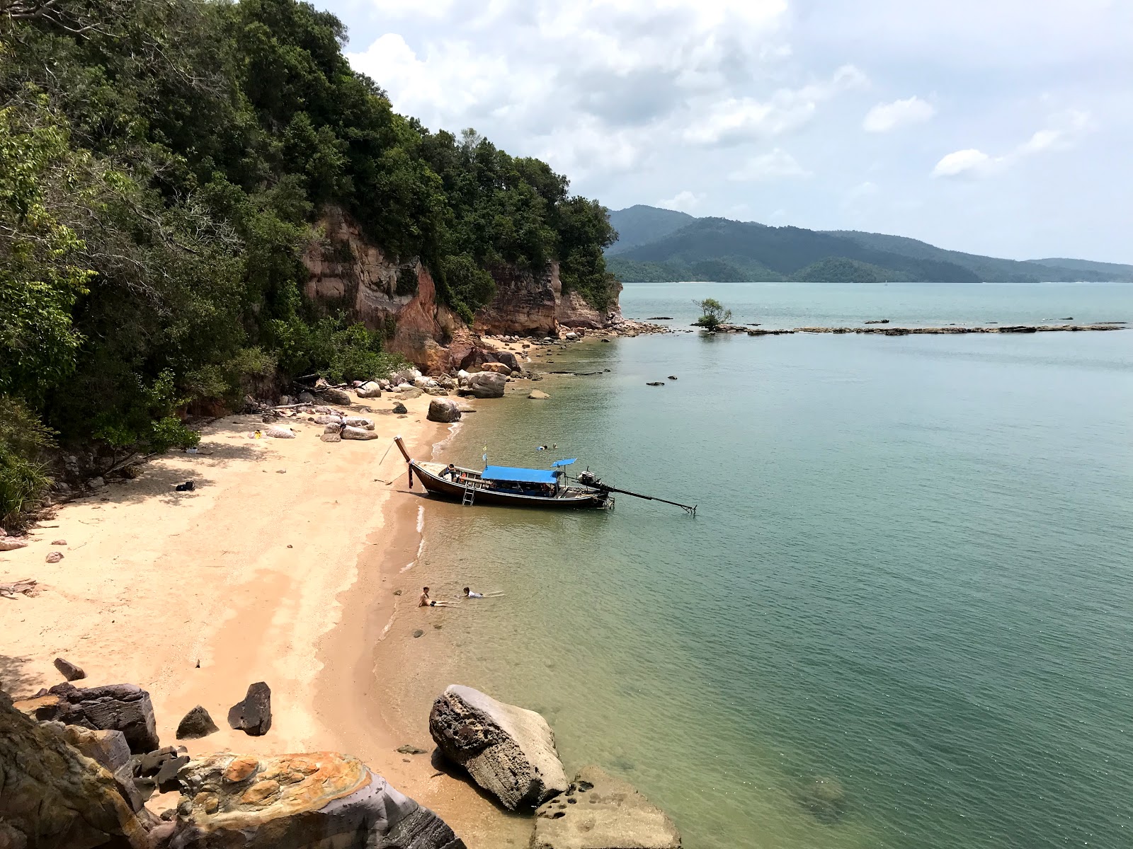 Foto von Laem Chamuk Khwai Beach mit beiger sand & steine Oberfläche